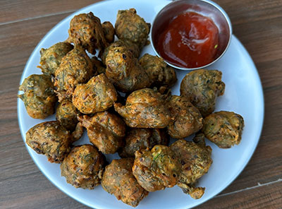 frying sabsige bonda recipe or sabbasige soppu bajji pakoda