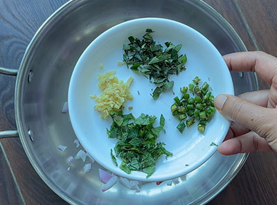 curry leaves, ginger, green chilli and coriander leaves for sabsige bonda recipe or sabbasige soppu bajji pakoda