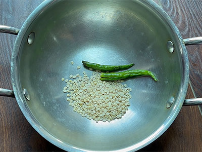 urad dal and green chillies for thondekai kayirasa recipe