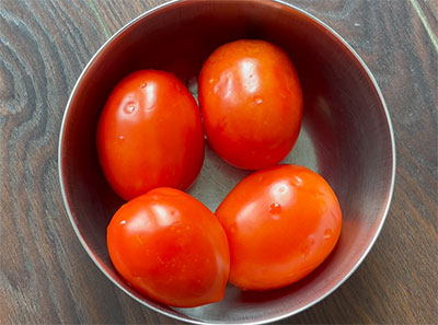 tomatoes for tomato avalakki or poha recipe