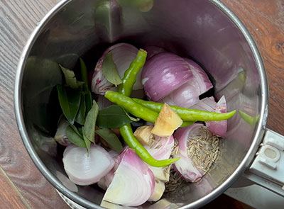 curry leaves and cumin seeds for vadape or odape or spicy akki rotti recipe